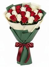 Букет Микс из красных и белых роз в Сулаке