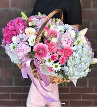 Композиция солнечный день в Сулаке Цветочная композиция из Розы, Хризантемы, Пионы и Лизиантусы в корзине в Сулаке