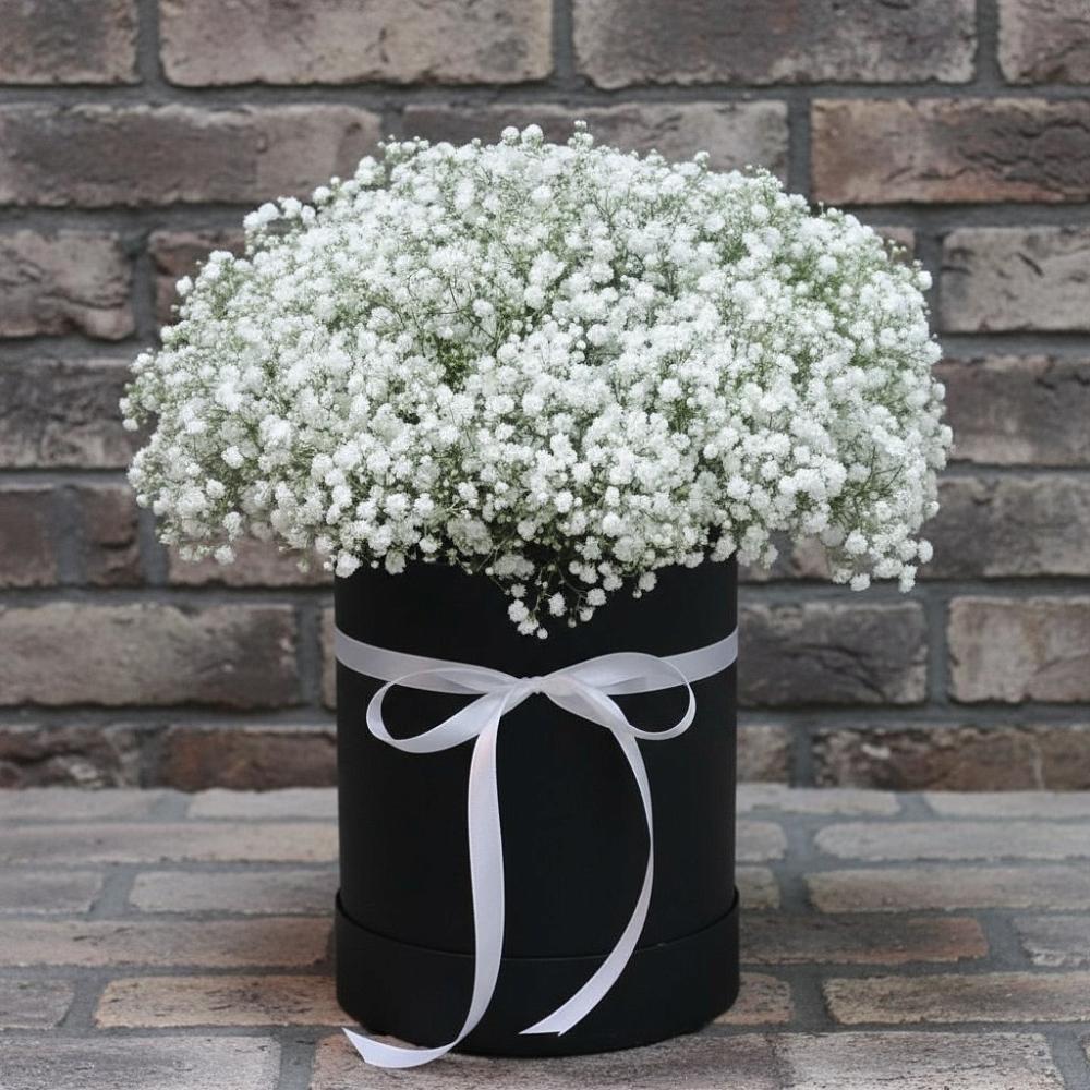 Цветочная композиция из Гипсофила в шляпной коробке в Сулаке