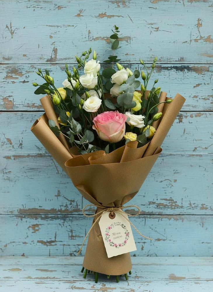 Букет цветов из: Розы и Лизиантусы в Сулаке