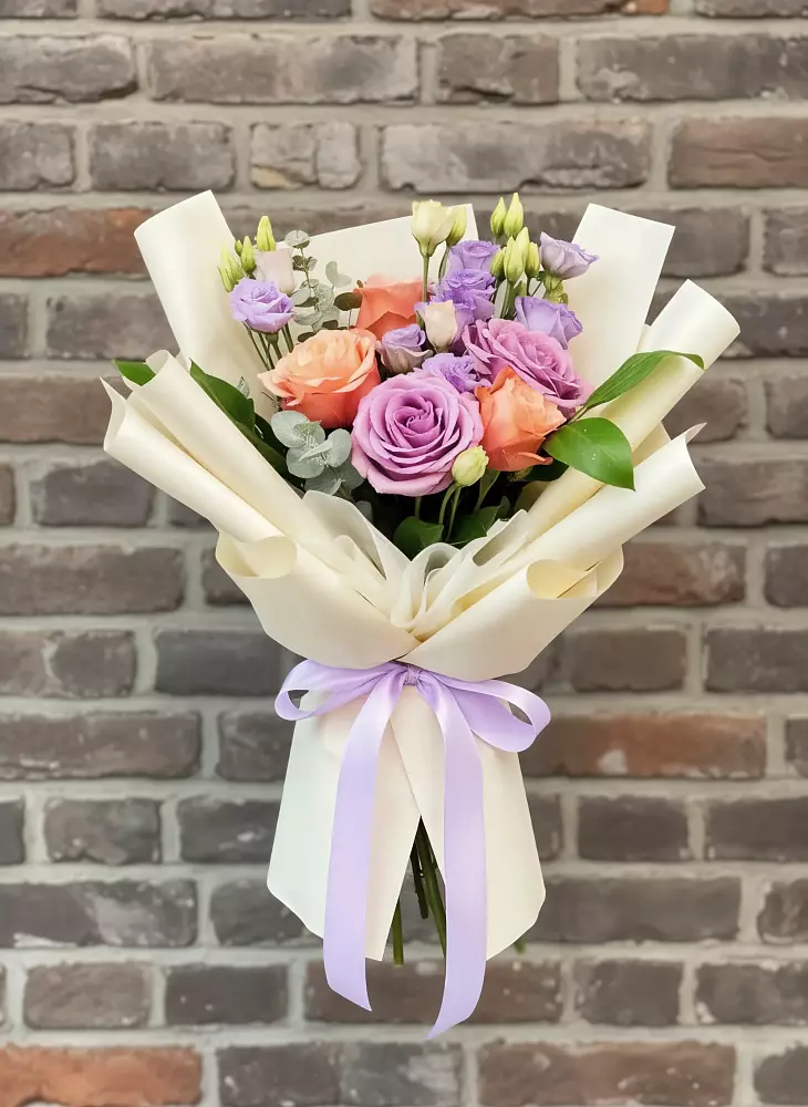 Букет цветов из: Лизиантусы и Розы в Сулаке