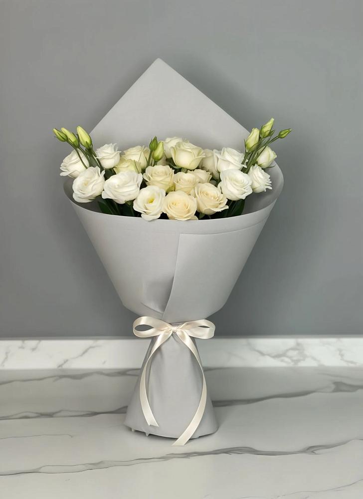 Букет цветов из: Розы и Лизиантусы в Сулаке