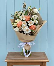 Букет цветов из:  Альстромерии, Лизиантусы, Розы и Хризантемы в Сулаке