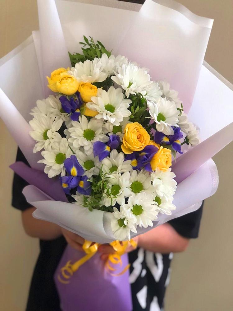 Букет цветов из: Ирисы, Хризантемы и Розы в Сулаке