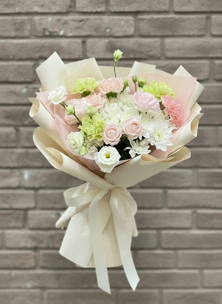 Букет цветов из: Гвоздики, Розы, Лизиантусы и Хризантемы в Сулаке