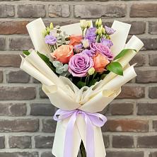 Букет цветов из:  Лизиантусы и Розы в Сулаке