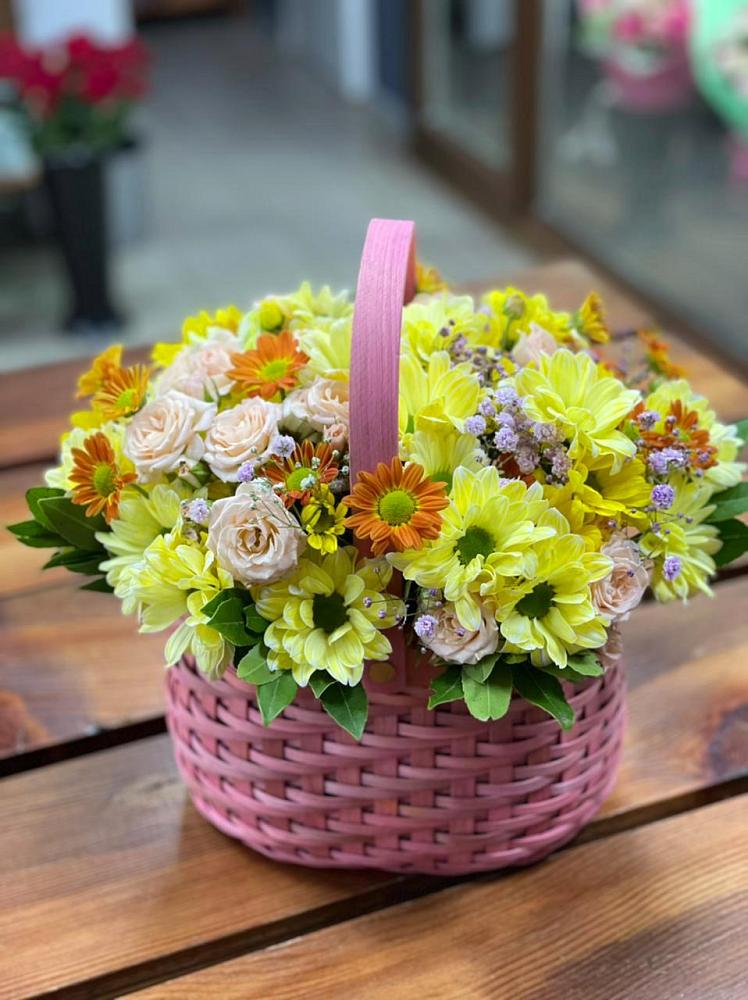 Цветочная композиция из Хризантемы и Розы в корзине в Сулаке