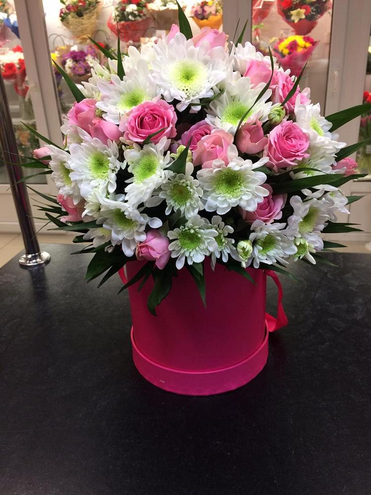 Цветочная композиция из Розы и Хризантемы в шляпной коробке в Сулаке