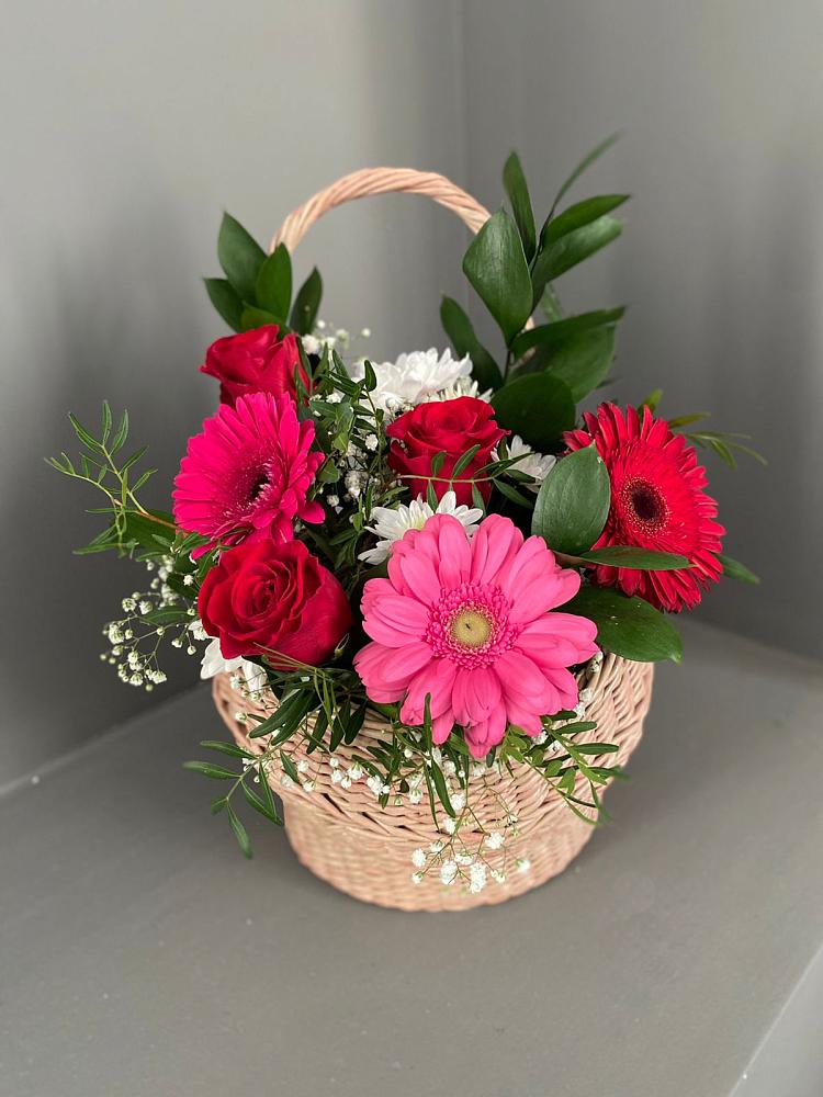 Цветочная композиция из Розы, Хризантемы и Герберы в корзине в Сулаке