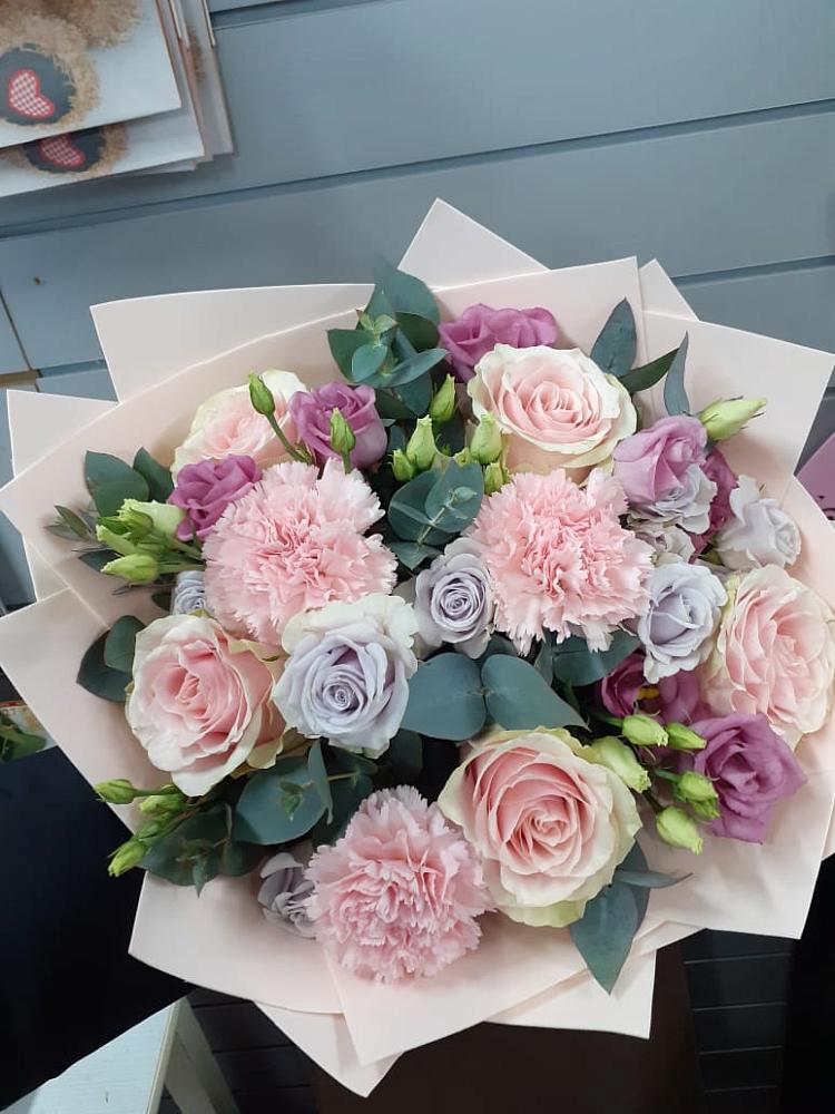 Букет цветов из: Розы, Гвоздики и Лизиантусы в Сулаке