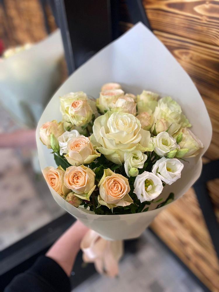 Букет цветов из: Розы и Лизиантусы в Сулаке